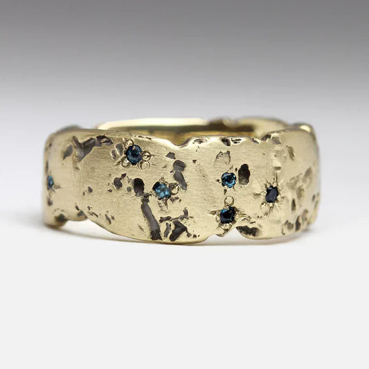 Vintage gouden gesmede ring met blauw ingelegd kristal
